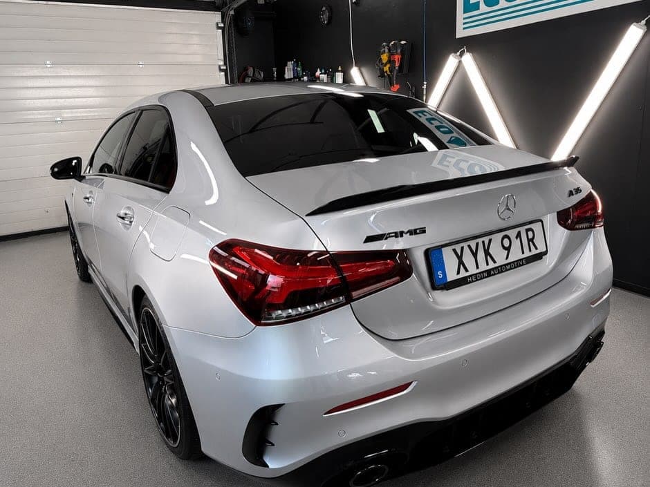 Vit Mercedes-AMG i Eco Wash Kronobergs lokal på Hammargatan 3 i Växjö